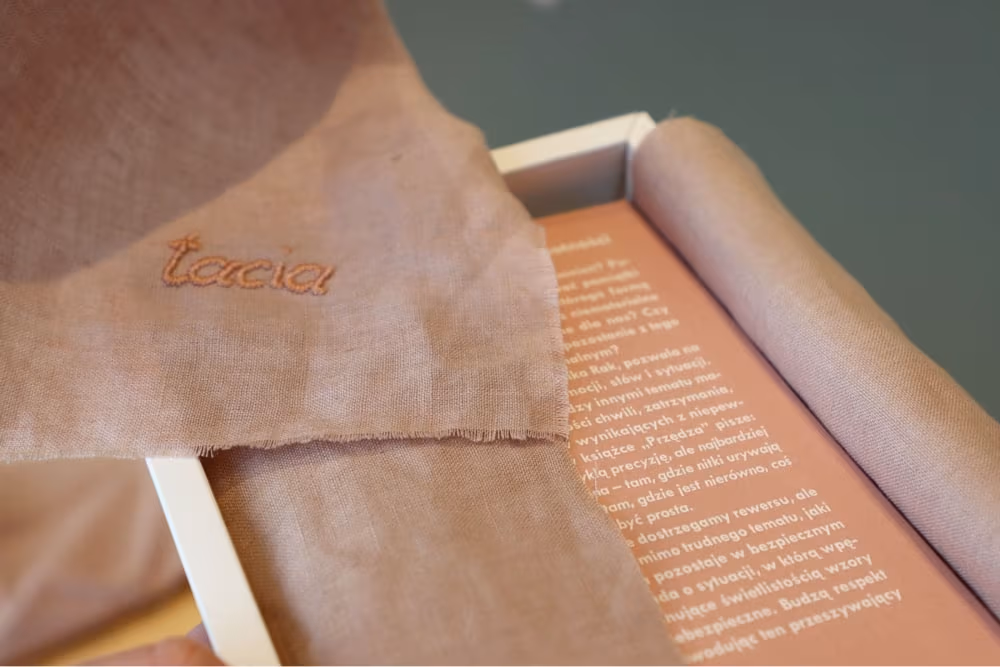 Katalog wystawy „Chyba to jest niepewność” autorstwa Katarzyny Tużylak