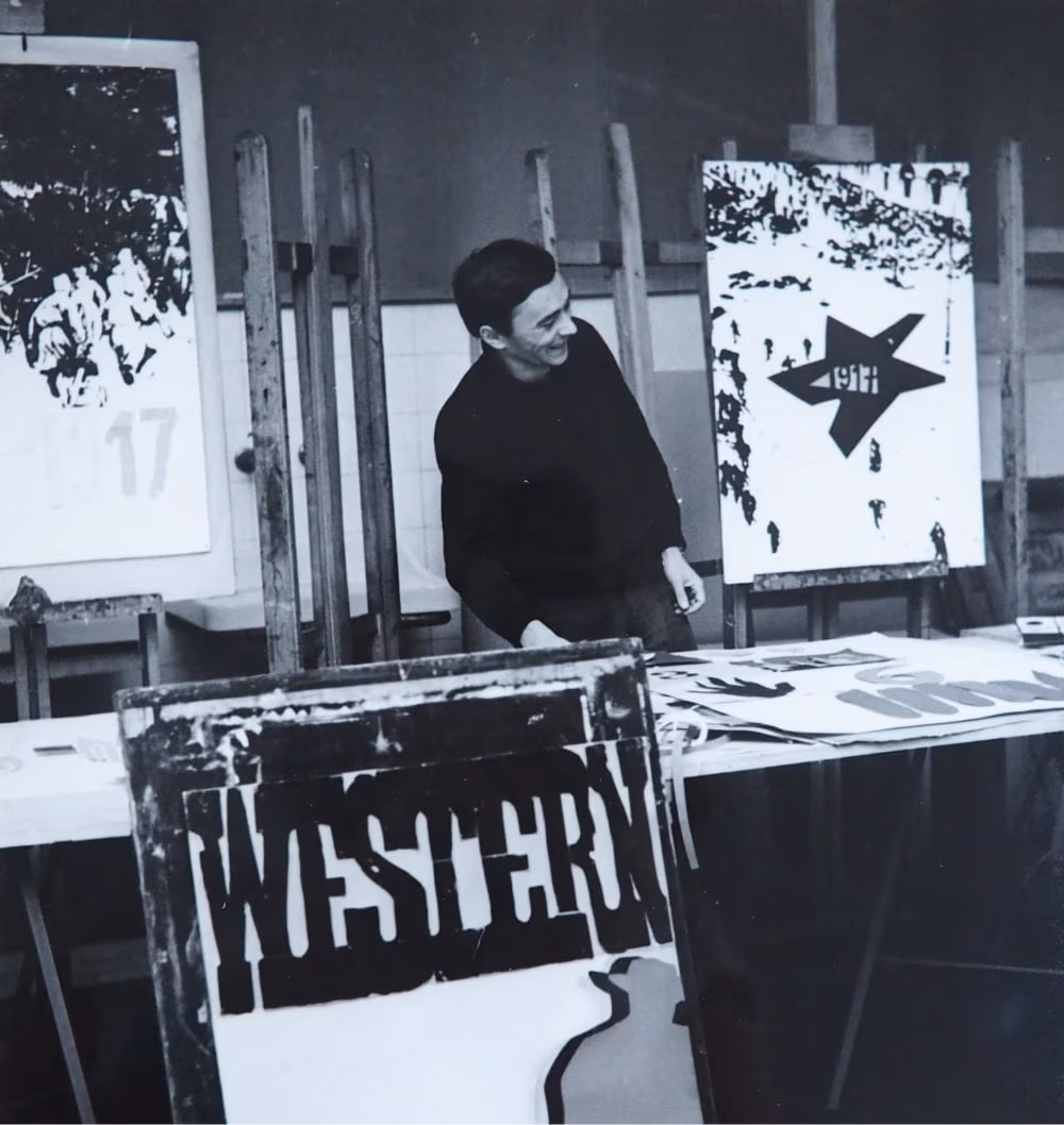 Zelek jako asystent w słynnej pracowni plakatu Henryka Tomaszewskiego na warszawskiej ASP, lata 60., fot. Marek Holzman, archiwum Zelka