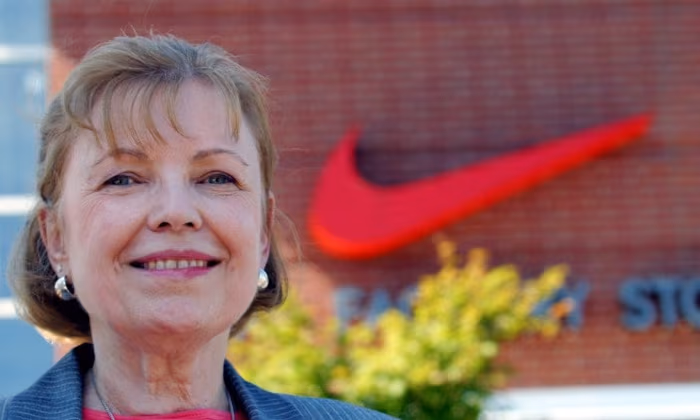 Carolyn Davis - projektantka zatrudniona w Blue Ribbon Sports do tworzenia reklam, zaprojektowała logo Nike