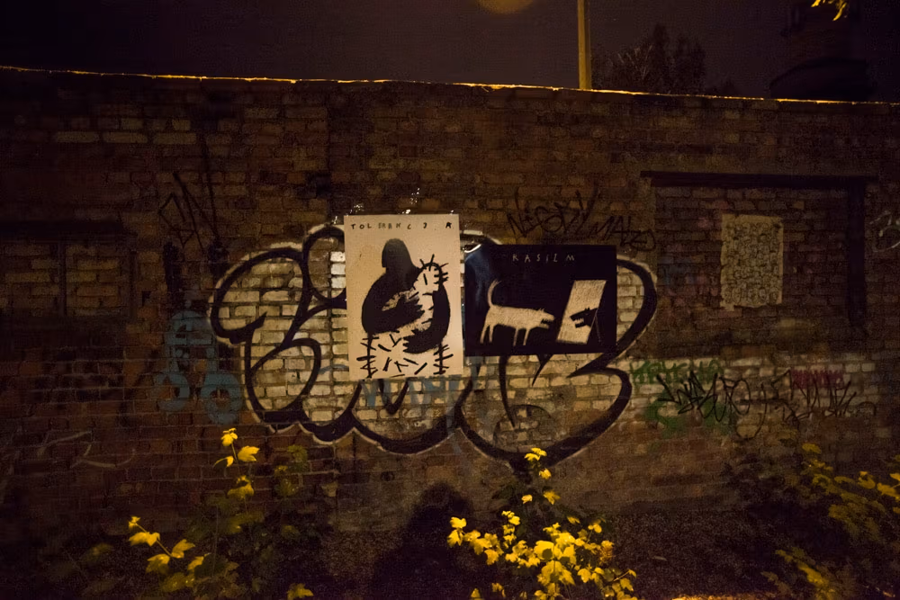 Plakaty grupy Big Poster na ścianie budynku